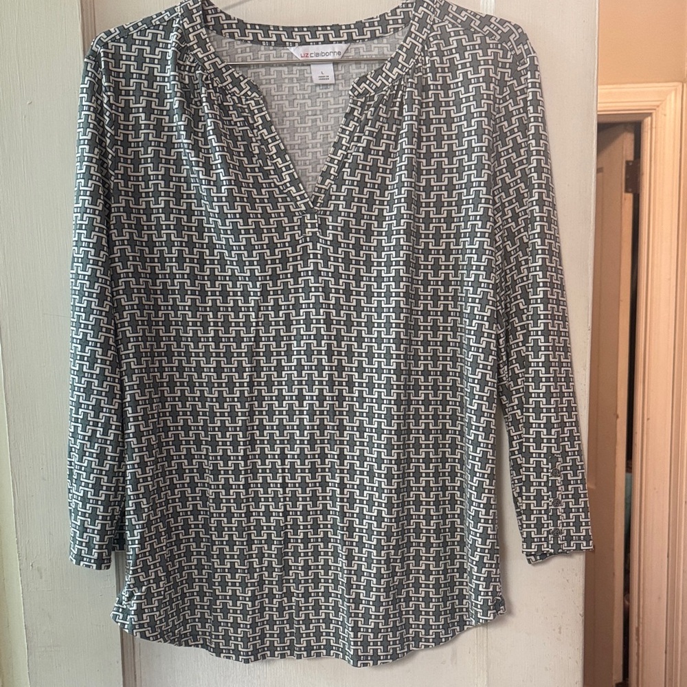 Liz Claiborne Green and White Geometric V-Neck Blouse